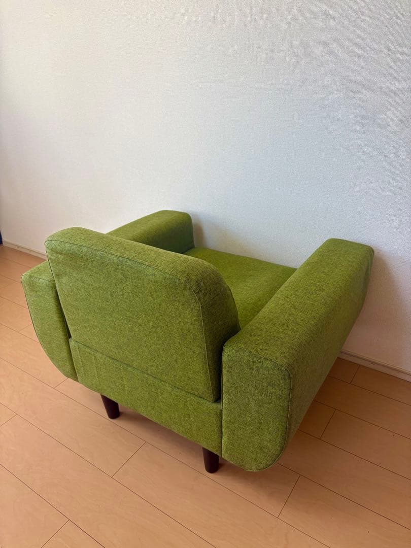 グリーンの落ち着いたワイドソファ（1.5人掛け）