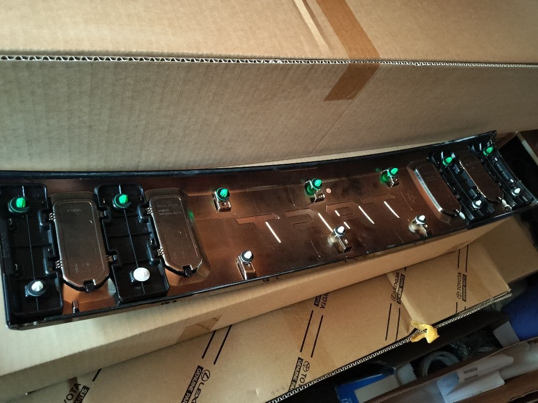 タフト　ボンネットグリル、リアゲートガーニッシュセット、ブラックメッキ