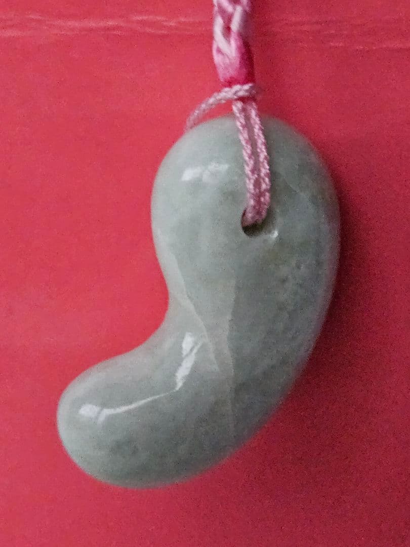 透薄水　翡翠勾玉　　　　　　　糸魚川産　国石