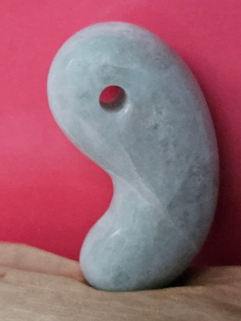 透薄水　翡翠勾玉　　　　　　　糸魚川産　国石