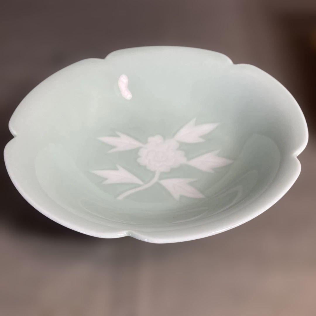 【井上萬二】白磁の伝統　日本の名窯　人間国宝　井上萬二作　青白磁彫文　菓子鉢