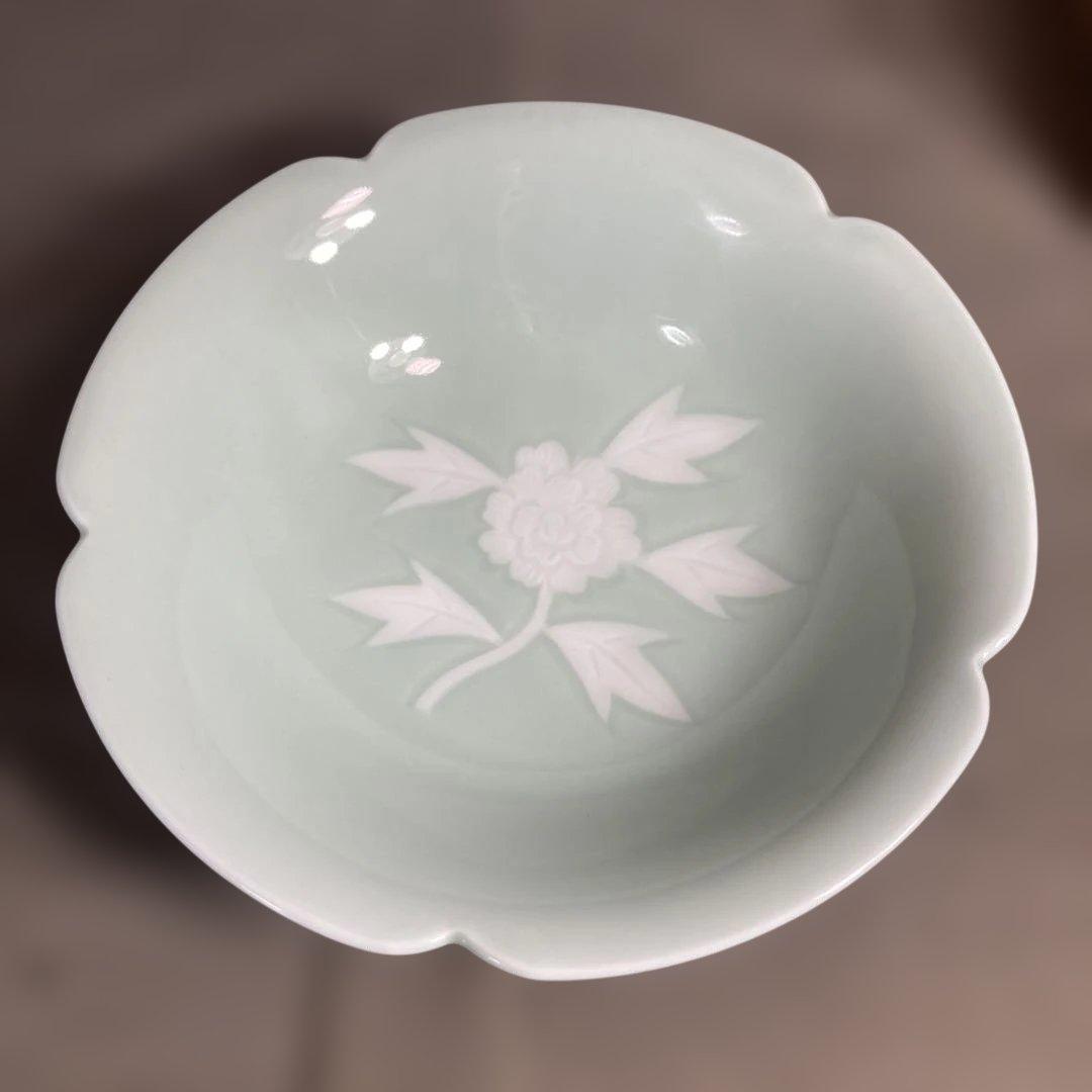 【井上萬二】白磁の伝統　日本の名窯　人間国宝　井上萬二作　青白磁彫文　菓子鉢