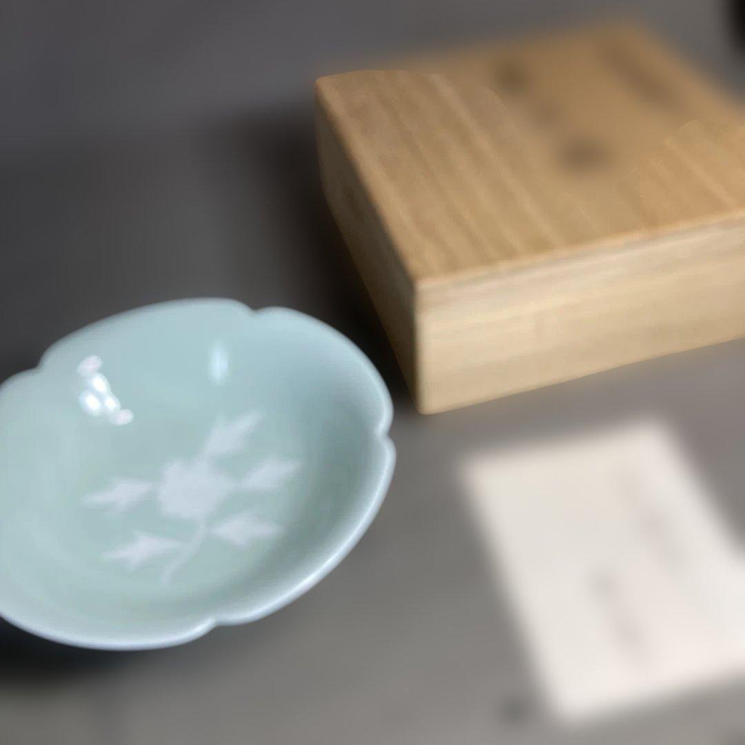 【井上萬二】白磁の伝統　日本の名窯　人間国宝　井上萬二作　青白磁彫文　菓子鉢