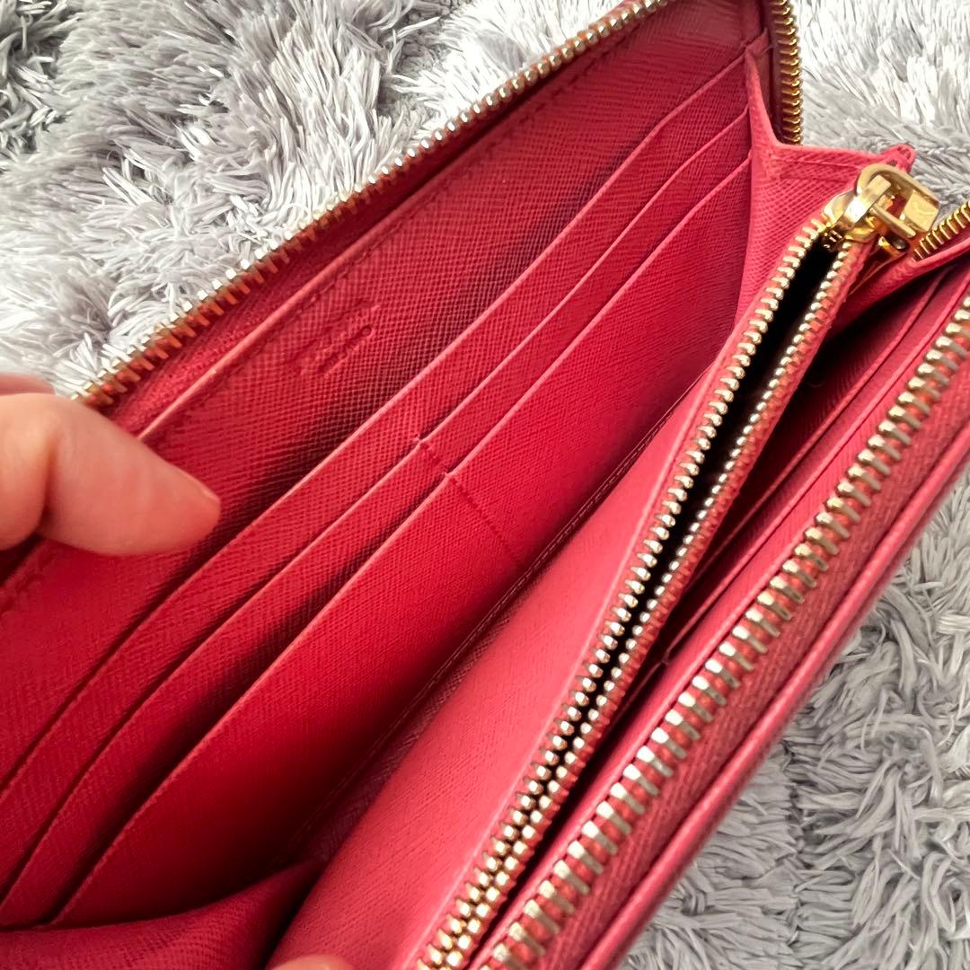 PRADA サフィアーノ　ラウンドファスナー　ゴールド金具　メタルロゴ　ピンク