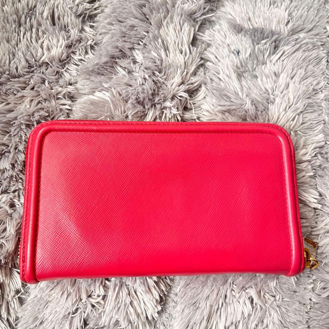 PRADA サフィアーノ　ラウンドファスナー　ゴールド金具　メタルロゴ　ピンク