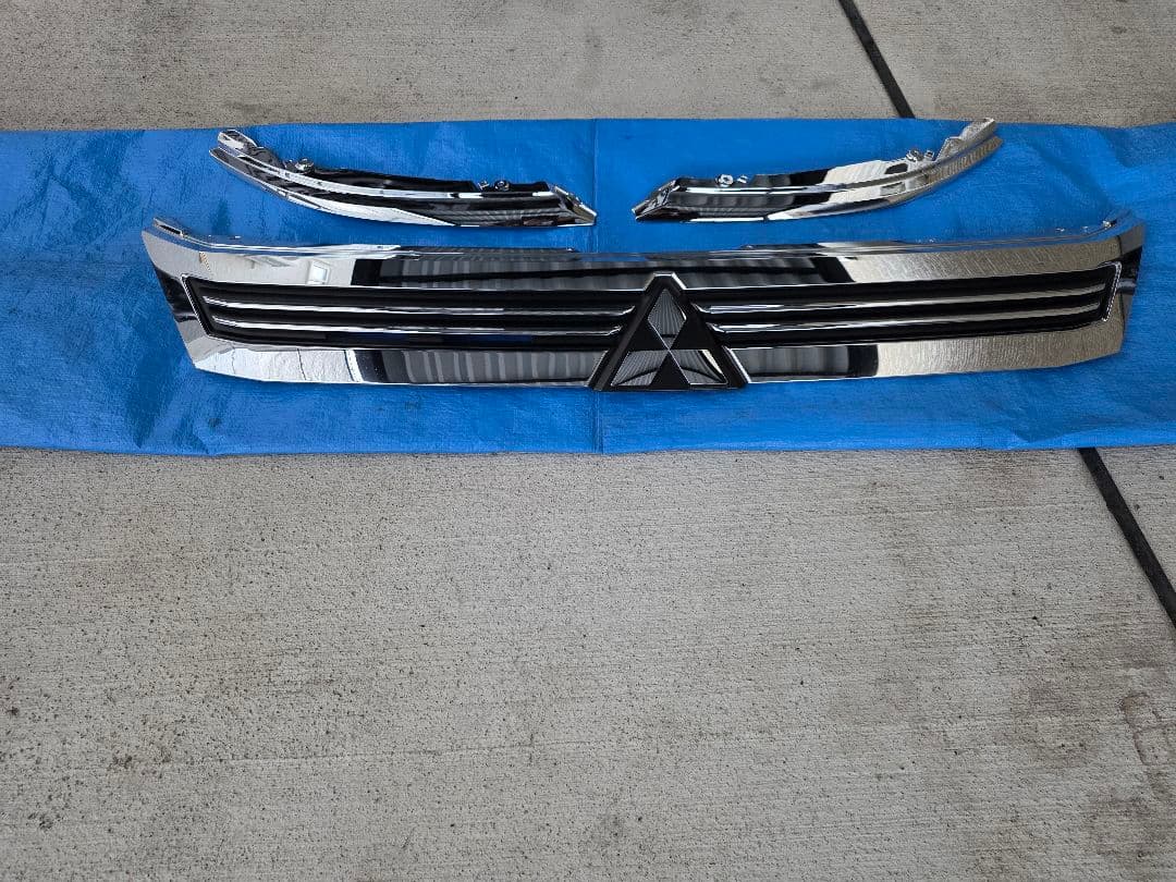 三菱 デリカ　D5 メッキフロントグリル メッキアイライン　アーバンギア
