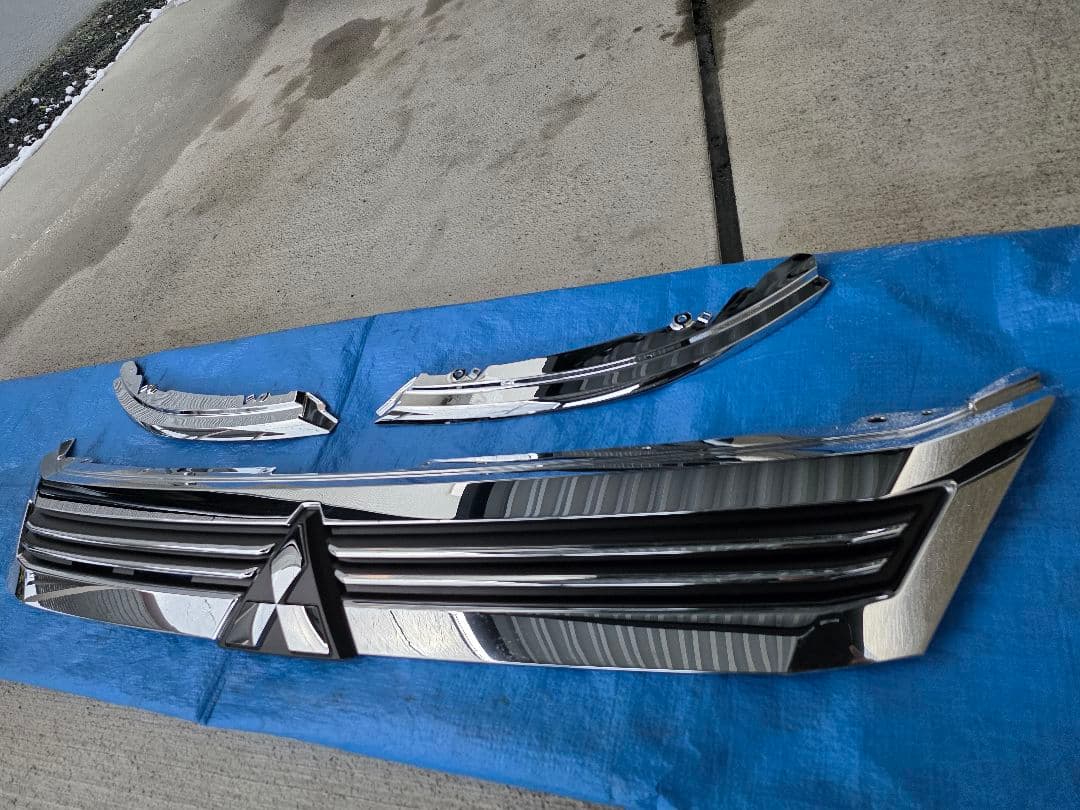 三菱 デリカ　D5 メッキフロントグリル メッキアイライン　アーバンギア