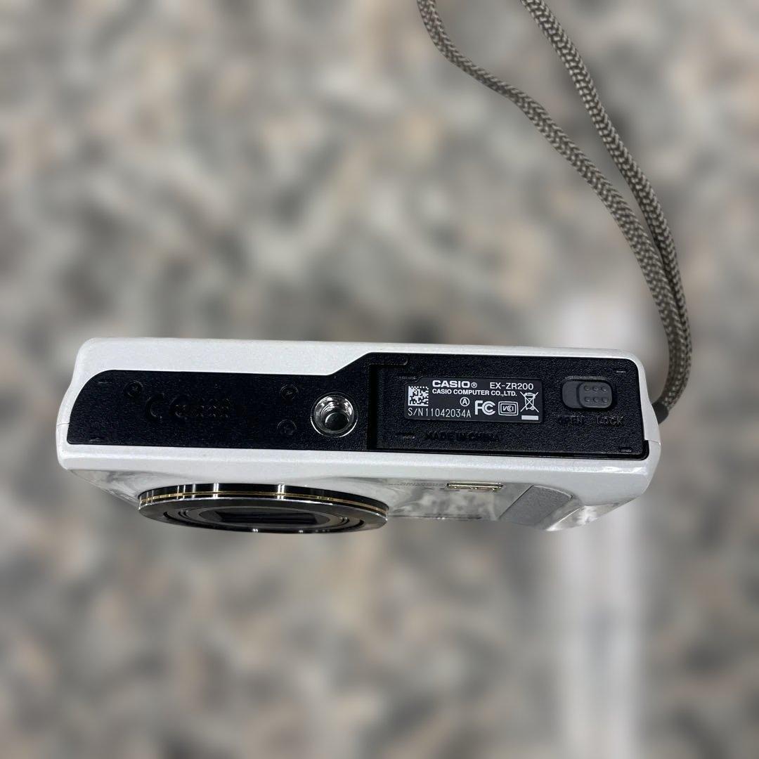 S*s様 ★CASIO カシオ デジタルカメラ EX-ZR200 ホワイト コン