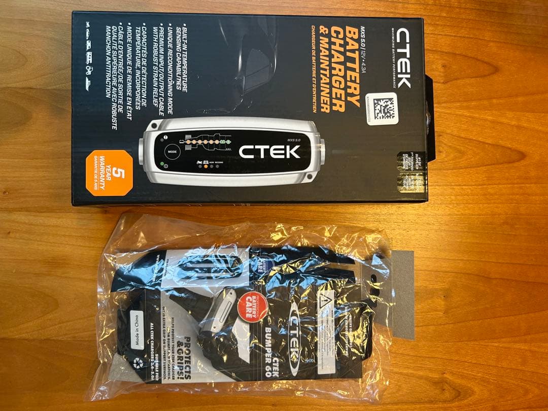 CTEK MXS 5.0 バッテリーチャージャー&メンテナー 別売バンパー付き