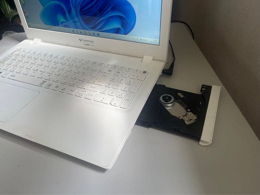 Gateway NE573-A14G/F ホワイトパソコンノ-ト