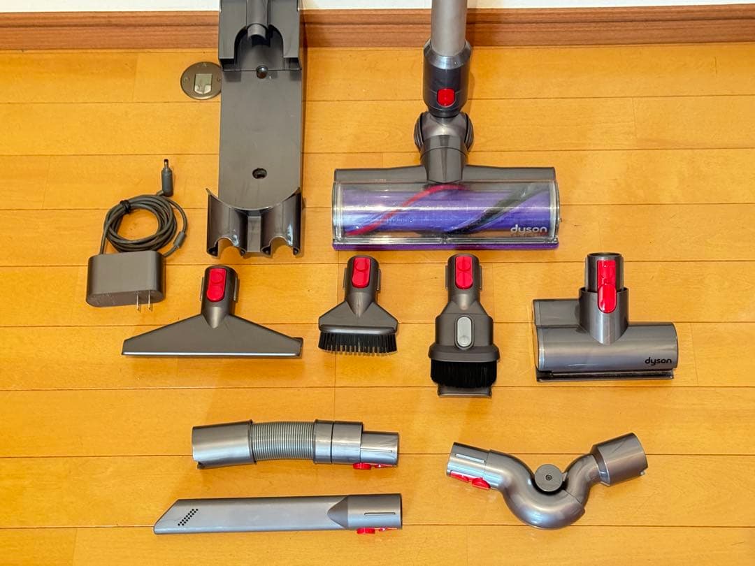 【送料無料】Dyson V8 サイクロンクリーナー　14点セット
