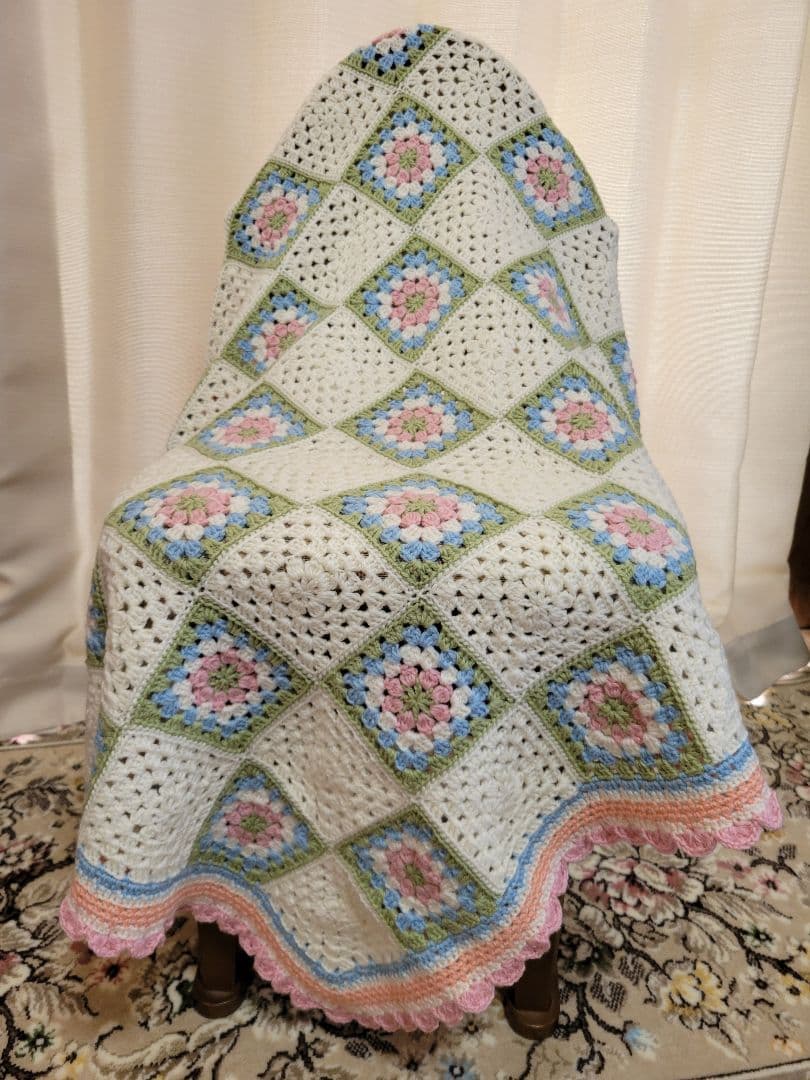 グラニースクエアモチーフ(ピンク花)のブランケット・マルチカバー