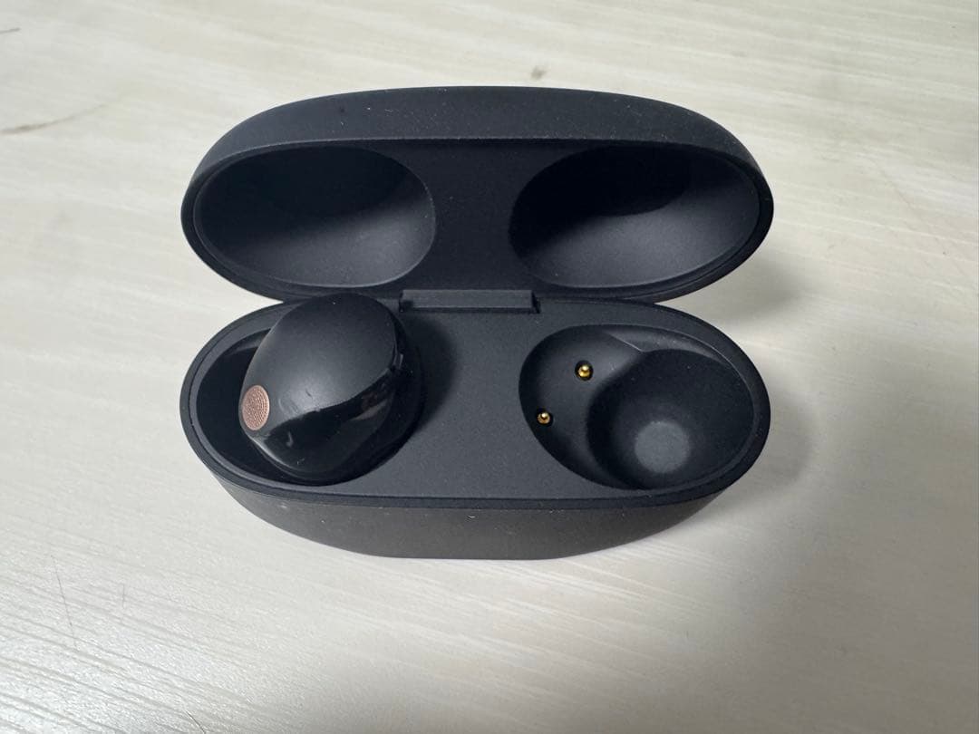 SONY WF-1000XM5 ケースと片方のイヤホン