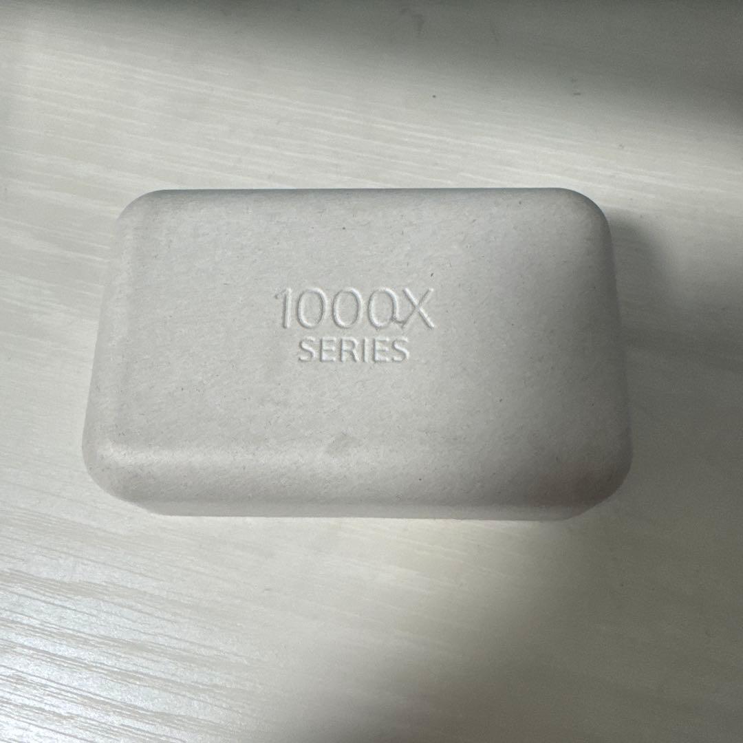 SONY WF-1000XM5 ケースと片方のイヤホン