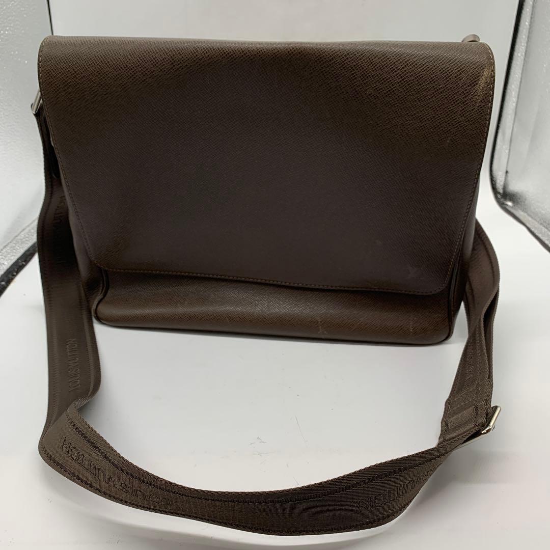 ルイヴィトン タイガ サヤン ショルダーバッグ グリズリ レザー M30918