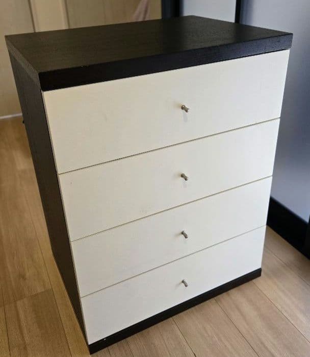 白黒の4段チェスト