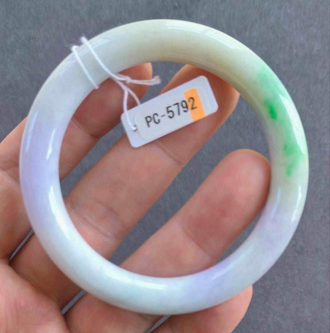 【日本鑑別書付】ラベンダーと陽緑の本翡翠バングル（内径57ミリ）5792