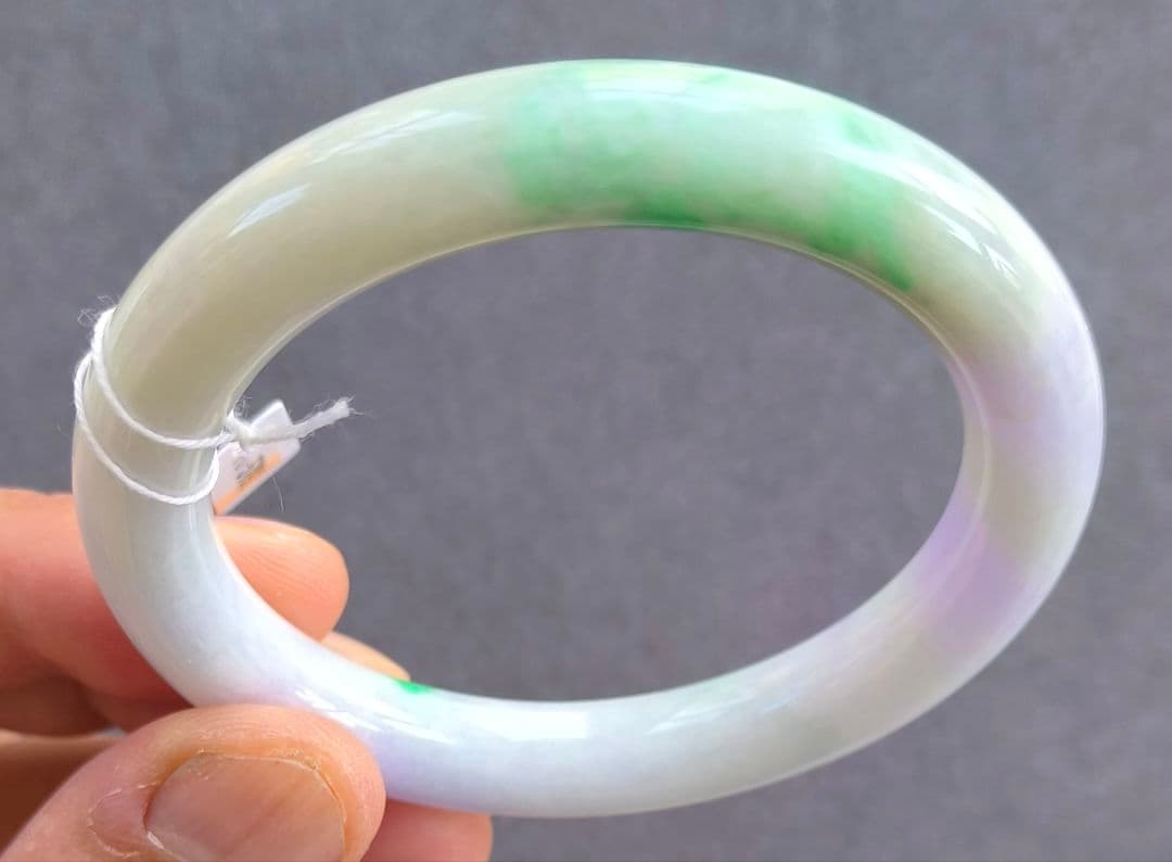 【日本鑑別書付】ラベンダーと陽緑の本翡翠バングル（内径57ミリ）5792