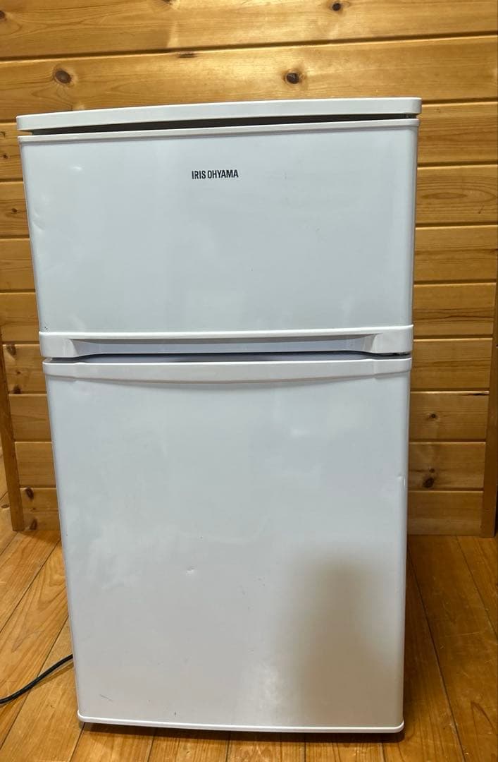 【美品】アイリスオーヤマ　冷凍冷蔵庫　81リットル　AF81-W　右開き