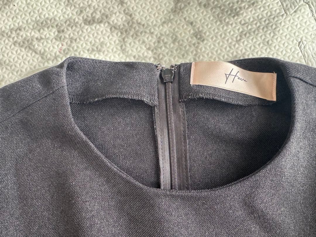 Heveヘイヴ　シャーリングペプラムブラウス　長袖　ブラック