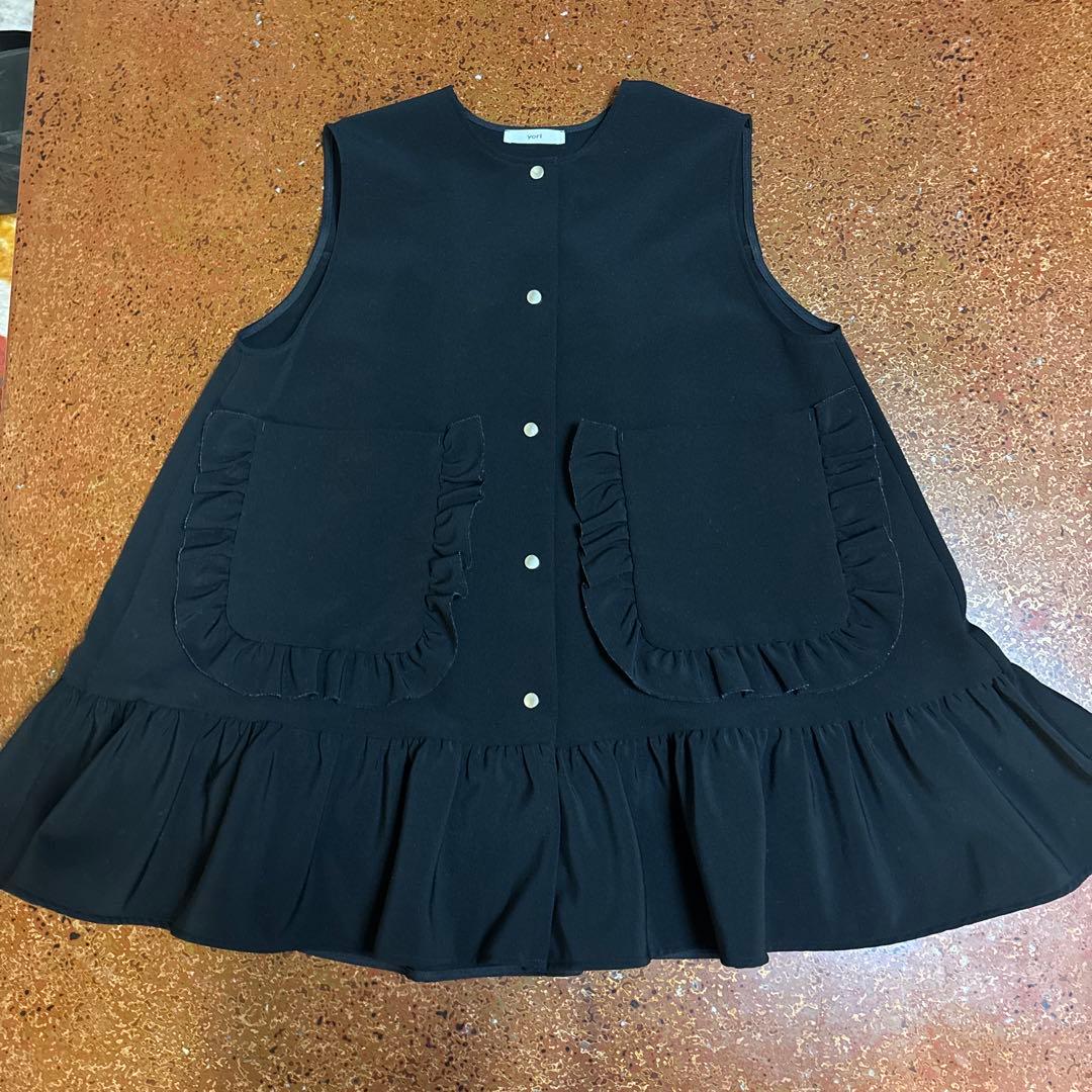 yori サイズF フリル付きポケットの黒ベスト