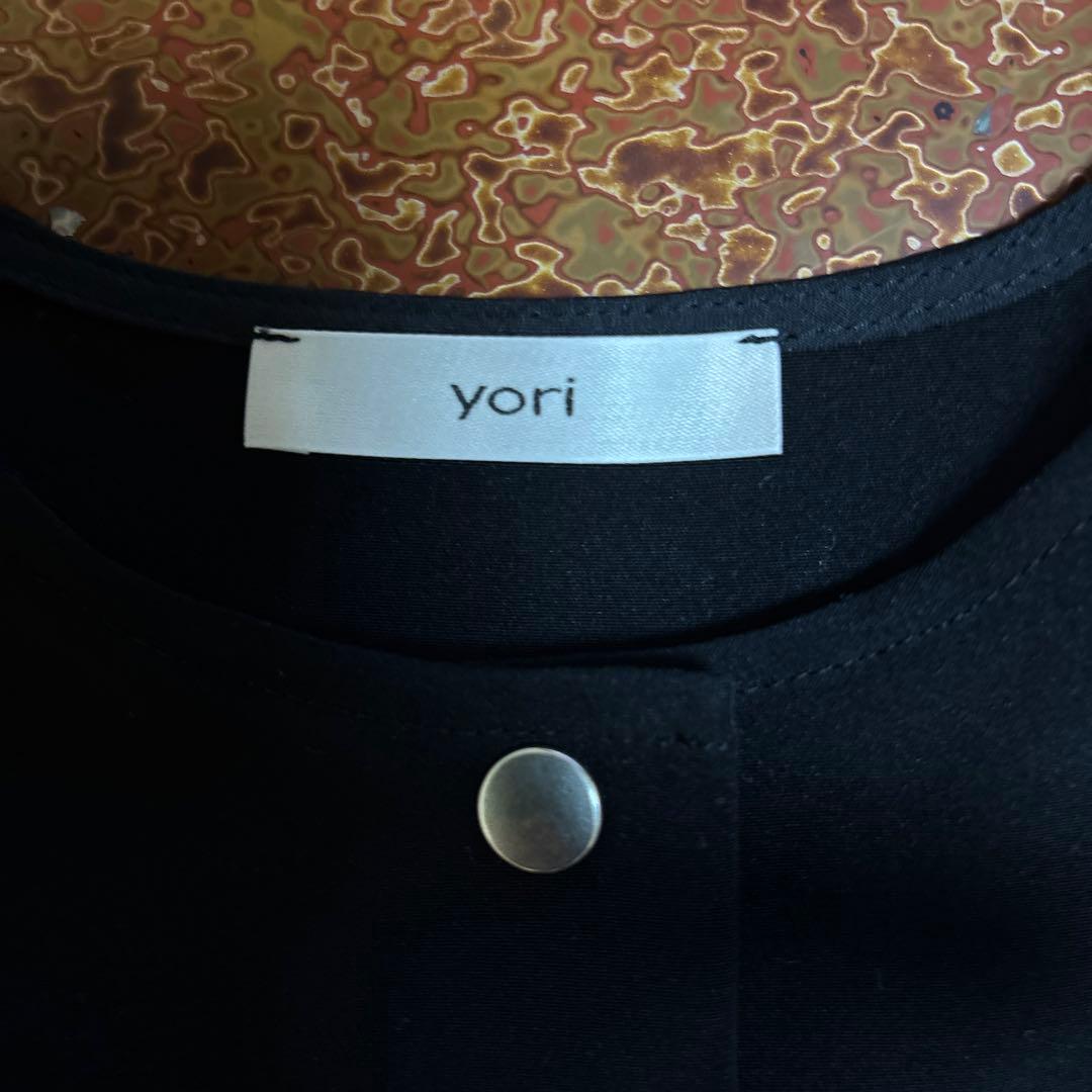 yori サイズF フリル付きポケットの黒ベスト