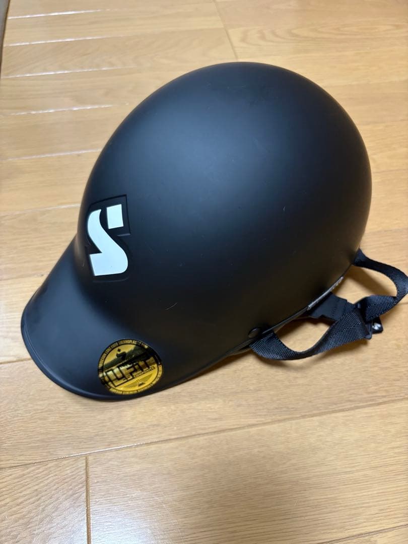 バイザー付きマットブラックヘルメット