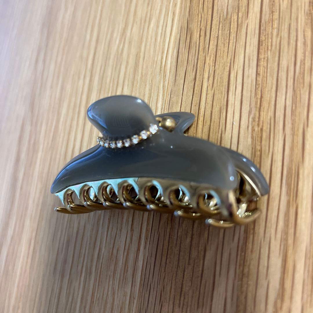 acca アッカ　ニューコラーナ　グレー ヘアクリップ