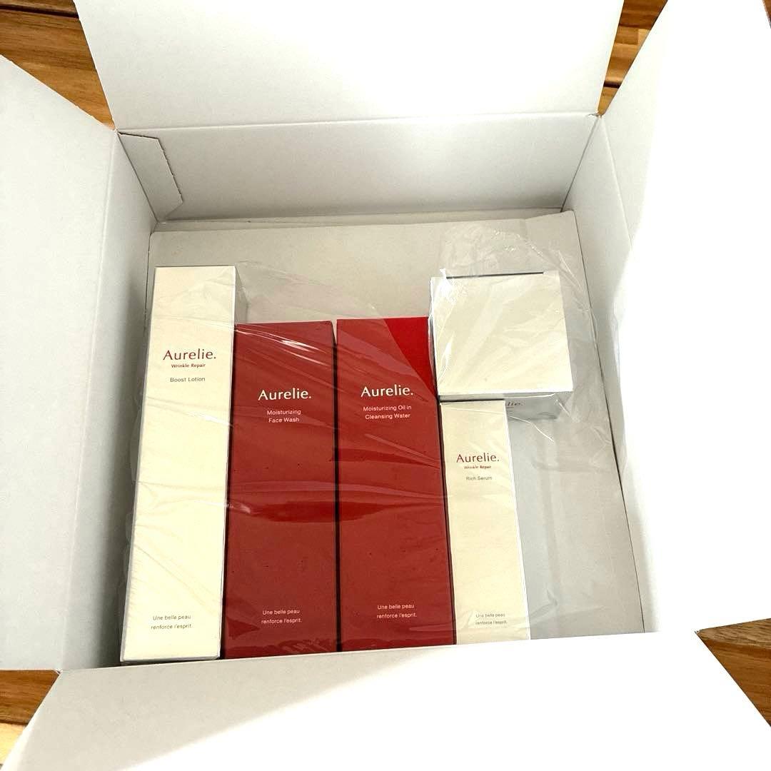Aurelie. プレミアムエイジング集中ケアコース　届いた箱で発送
