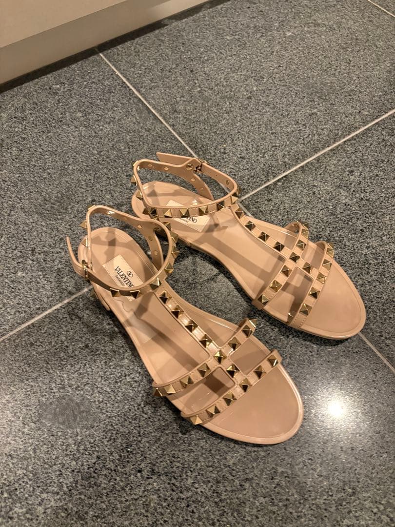 VALENTINO（ヴァレンティノ）ロックスタッズ フラットサンダル