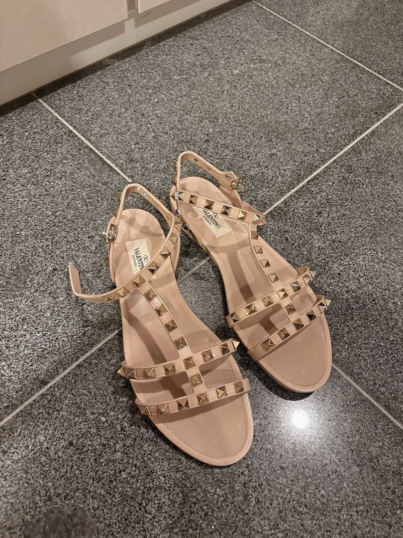 VALENTINO（ヴァレンティノ）ロックスタッズ フラットサンダル