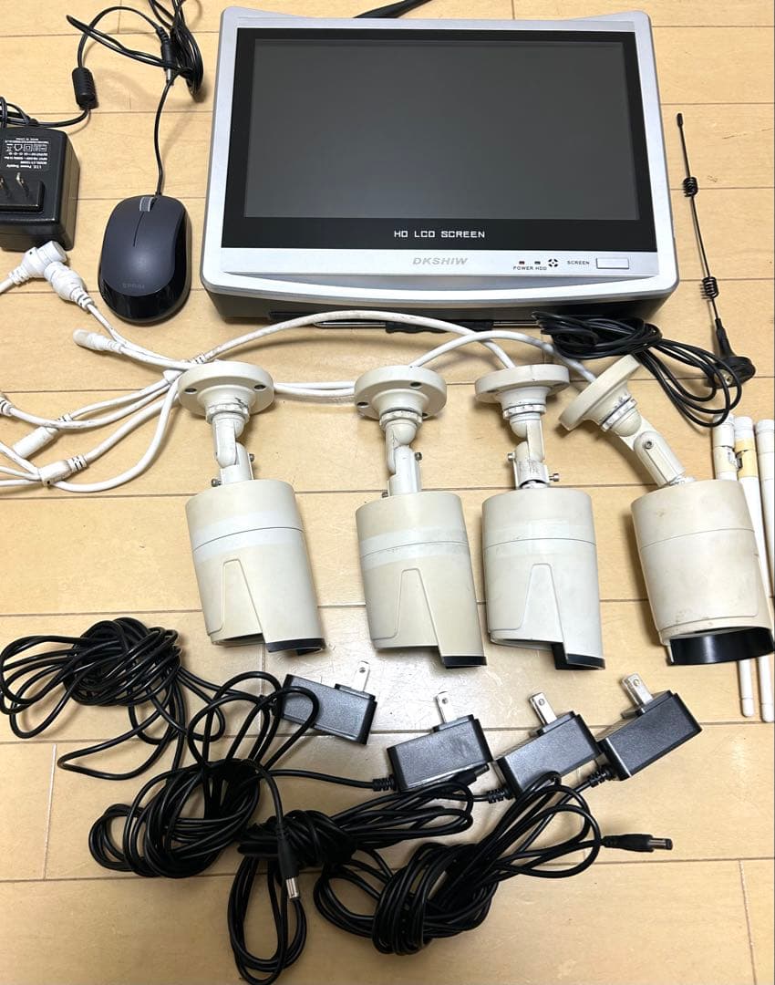 防犯カメラ　4台とモニター　セット　録画機能付き　中古　使用可能　１TB HDD