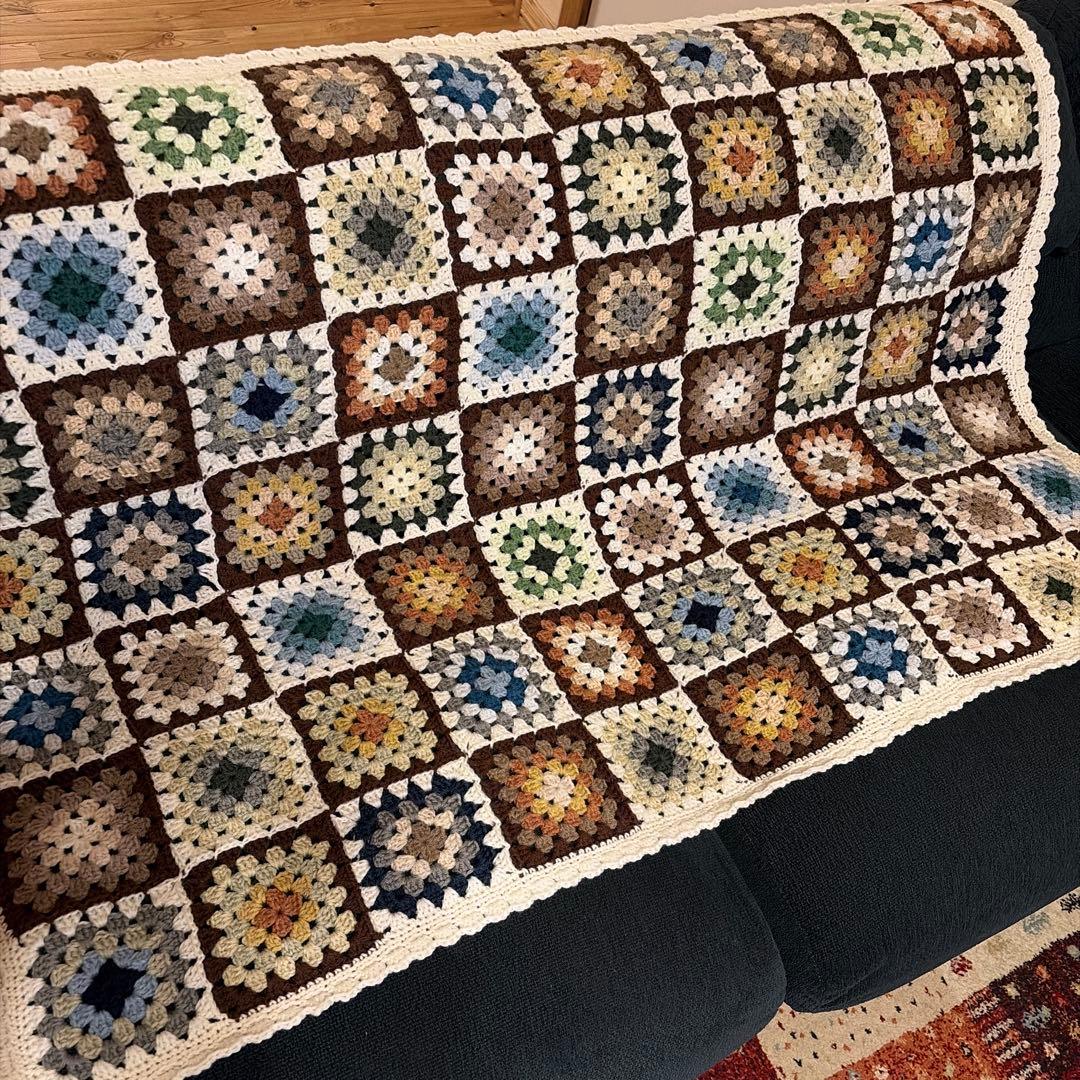 ハンドメイド　グラニースクエア編みブランケット