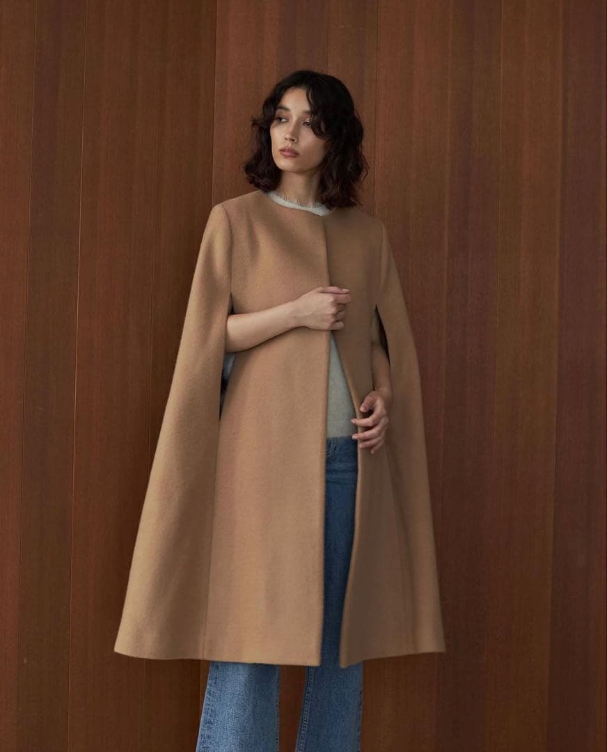 ELLIE ベージュ ケープコート