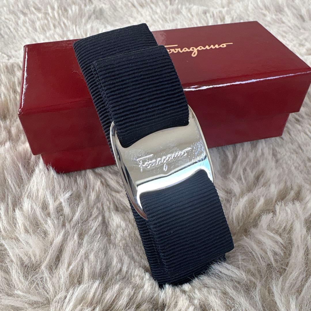 Ferragamo フェラガモ ネイビー×シルバー ヴァラリボン バレッタ