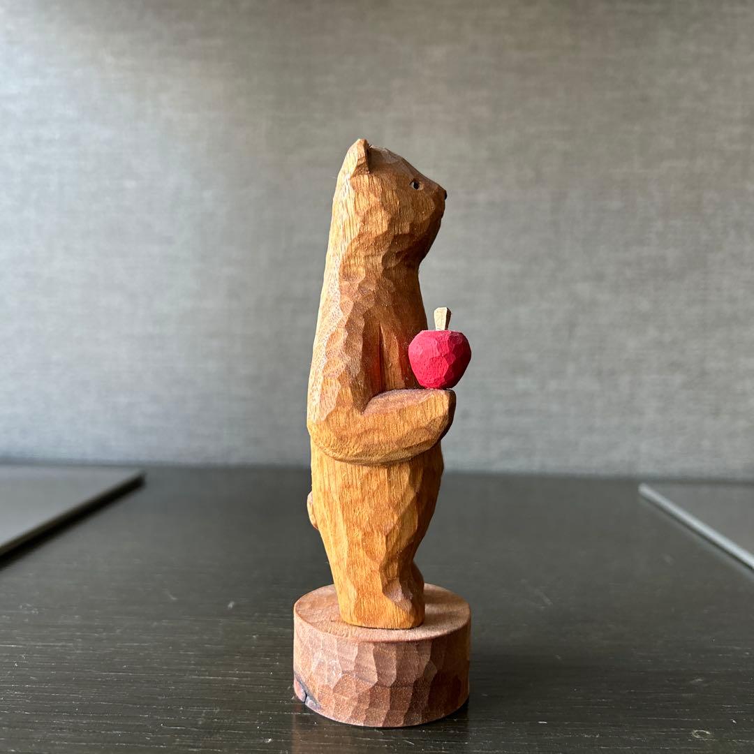 江籠正樹作　木製クマの彫刻 赤いリンゴ付き