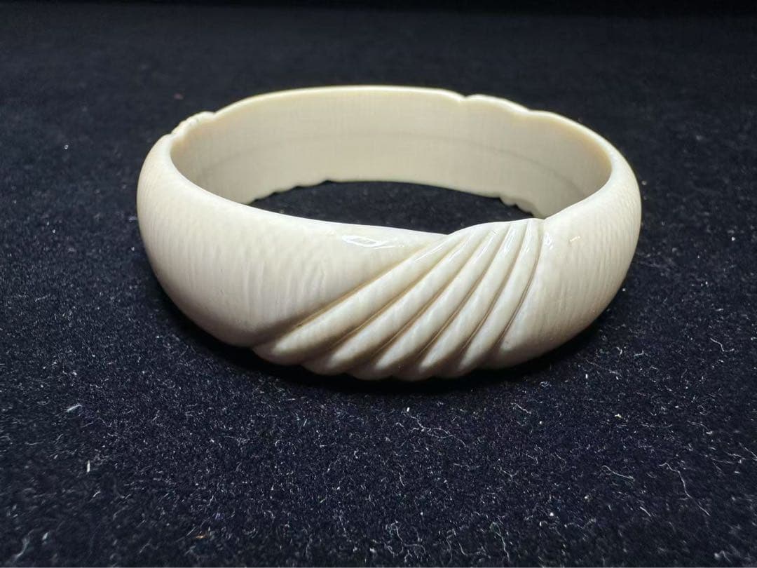 バングル　天然素材　アンティーク　彫刻 古美術品　細密細工　骨董　コレクション