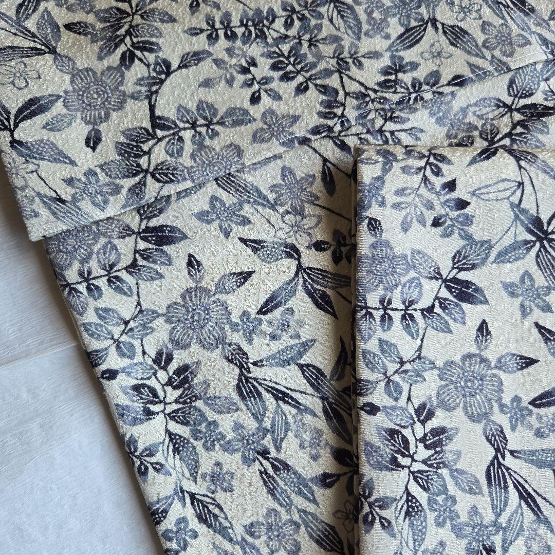 品のある煌めき　クリームベージュの小紋