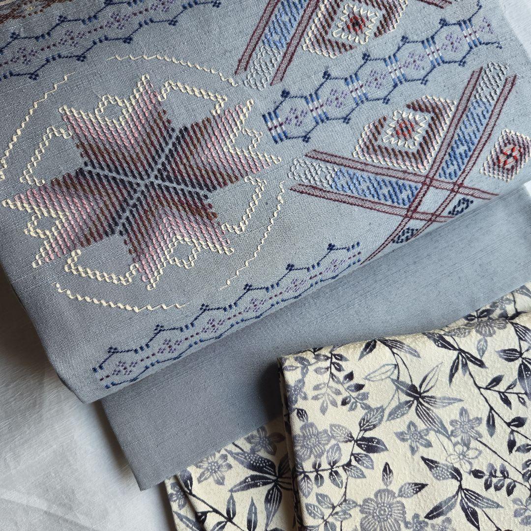 品のある煌めき　クリームベージュの小紋