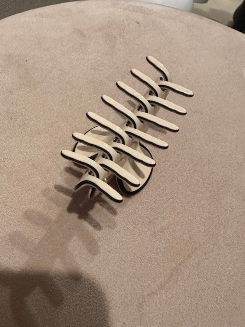 【ほぼ未使用】アレクサンドルドゥパリ クリーム×ブラック ヘアクリップ