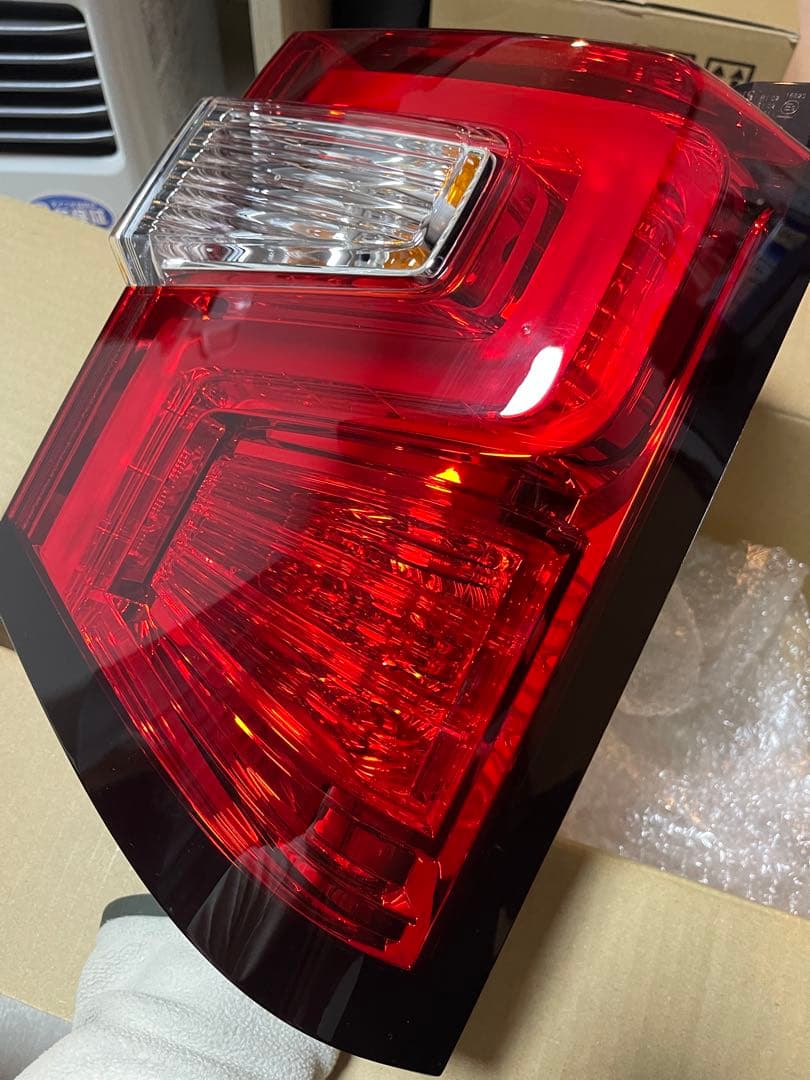 KZ14　三菱 デリカd5 右テールランプ 8330B138