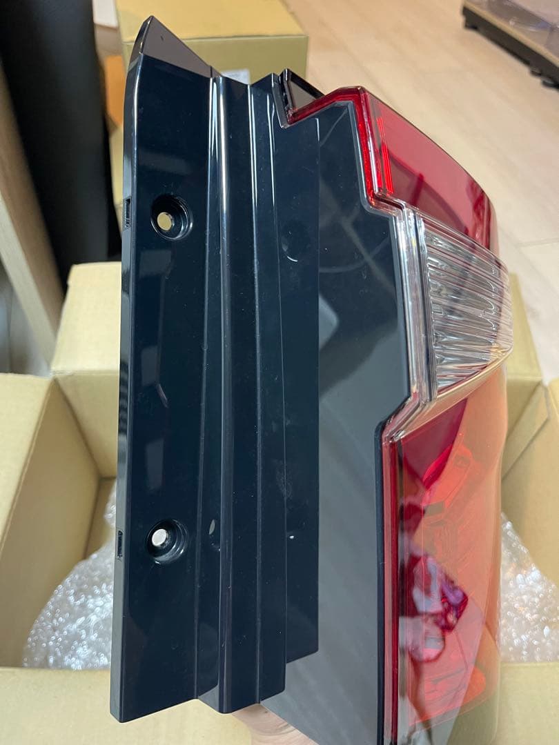 KZ14　三菱 デリカd5 右テールランプ 8330B138