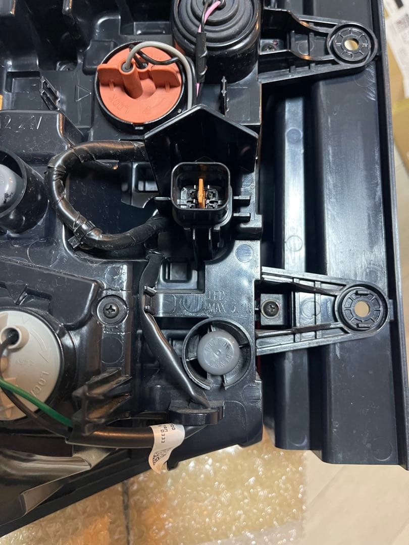 KZ14　三菱 デリカd5 右テールランプ 8330B138