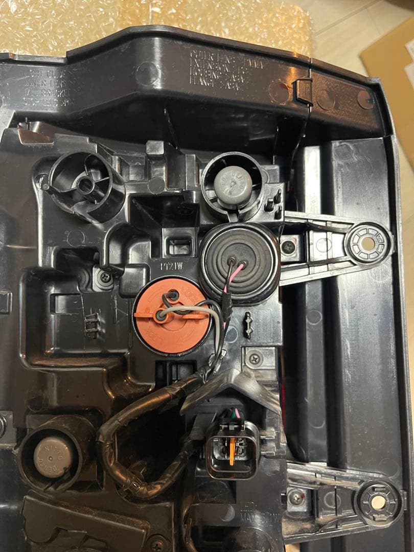 KZ14　三菱 デリカd5 右テールランプ 8330B138