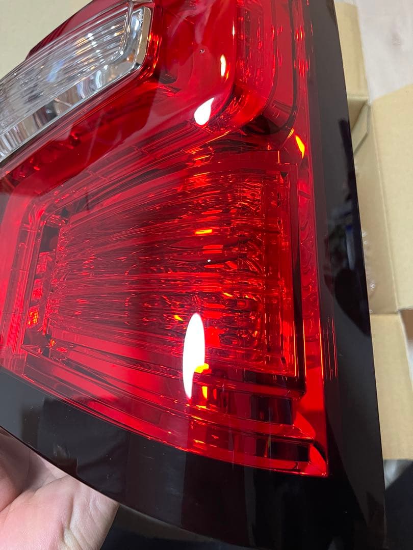 KZ14　三菱 デリカd5 右テールランプ 8330B138