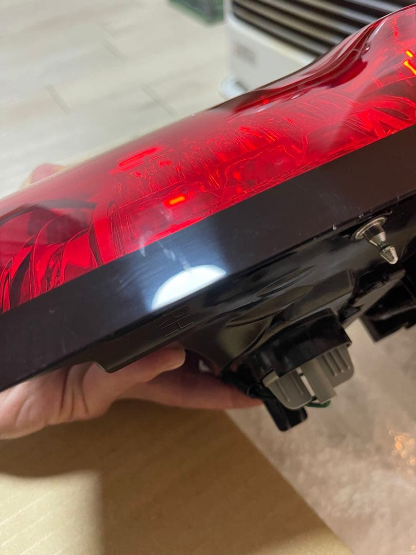 KZ14　三菱 デリカd5 右テールランプ 8330B138