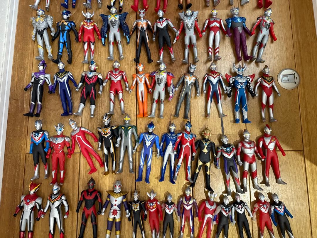 ウルトラマンシリーズ110体、怪獣87体