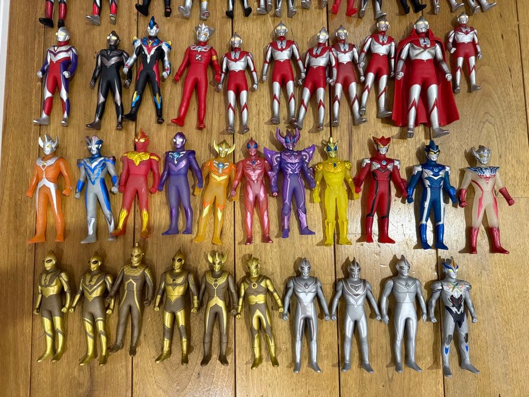 ウルトラマンシリーズ110体、怪獣87体