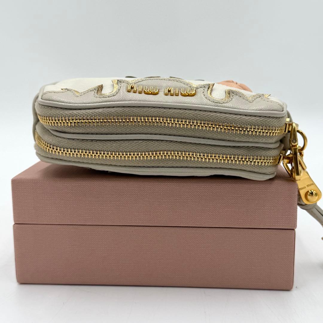 【美品】ミュウミュウ ポーチ 小物入れ ウォレット フラワー ロゴ ナッパレザー