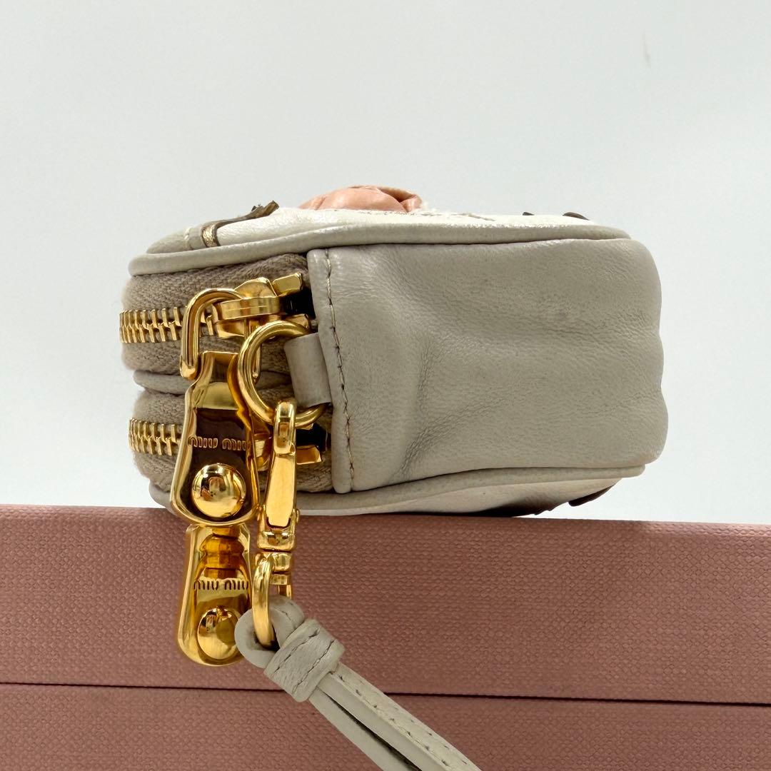【美品】ミュウミュウ ポーチ 小物入れ ウォレット フラワー ロゴ ナッパレザー